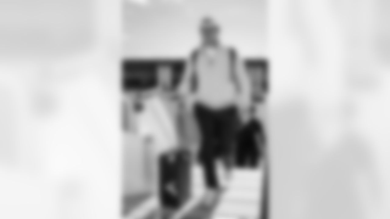 TAMPA, FL - December 27, 2025 - Long Snapper Evan Deckers #86 of the Tampa Bay Buccaneers departs Tampa for a Week 17 game against the Miami Dolphins. Photo By Tori Richman/Tampa Bay Buccaneers