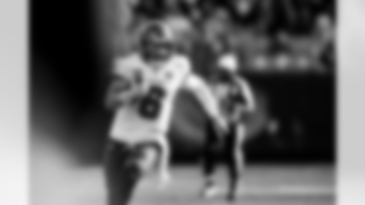 CHARLOTTE, NC - December 21, 2025 - Quarterback Baker Mayfield #6 of the Tampa Bay Buccaneers during the game between the Tampa Bay Buccaneers and Carolina Panthers. The Bucs lost the game, 23-20. Photo By Tori Richman/Tampa Bay Buccaneers