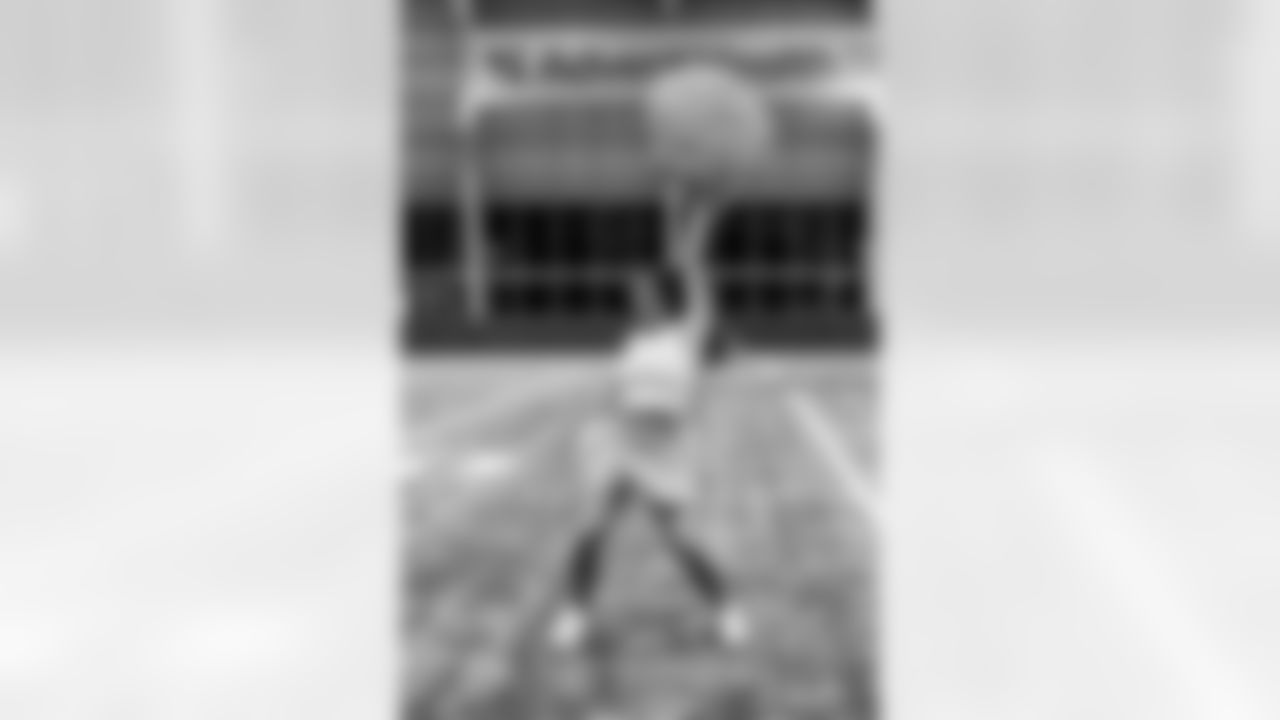 TAMPA, FL - December 09, 2025 - Tampa Bay Buccaneers Cheerleaders during Field Rehearsal at AdventHealth Training Center. Photo By Tori Richman/Tampa Bay Buccaneers