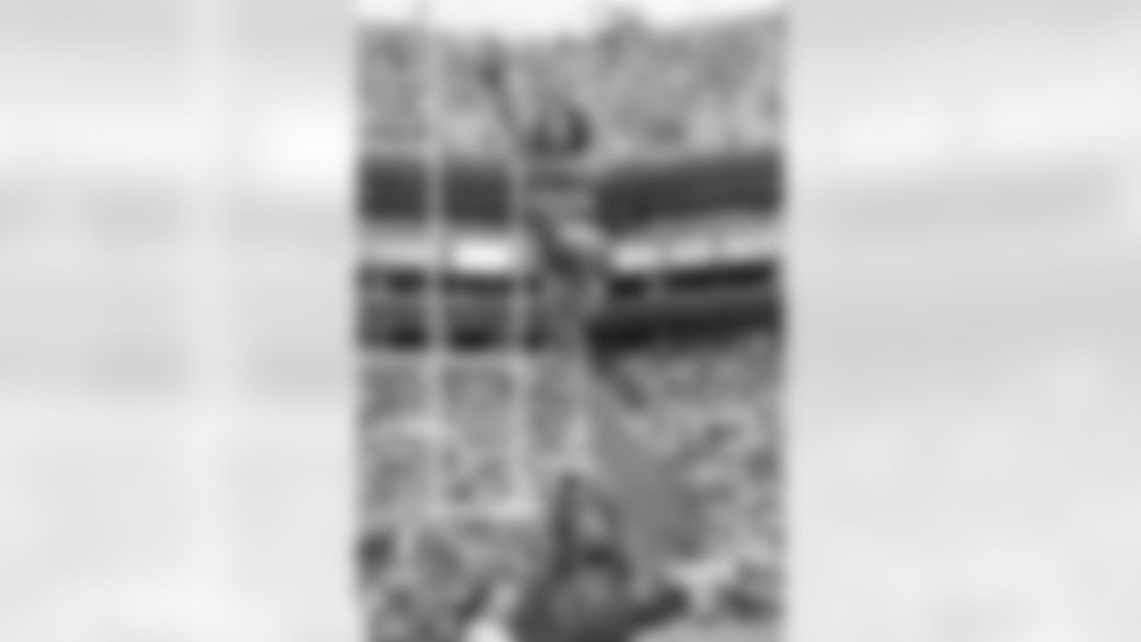 TAMPA, FL - November 09, 2025 - Tampa Bay Buccaneers Cheerleaders during the game between the New England Patriots and Tampa Bay Buccaneers. The Bucs lost the game, 28-23. Photo By Doug DeFelice/Tampa Bay Buccaneers