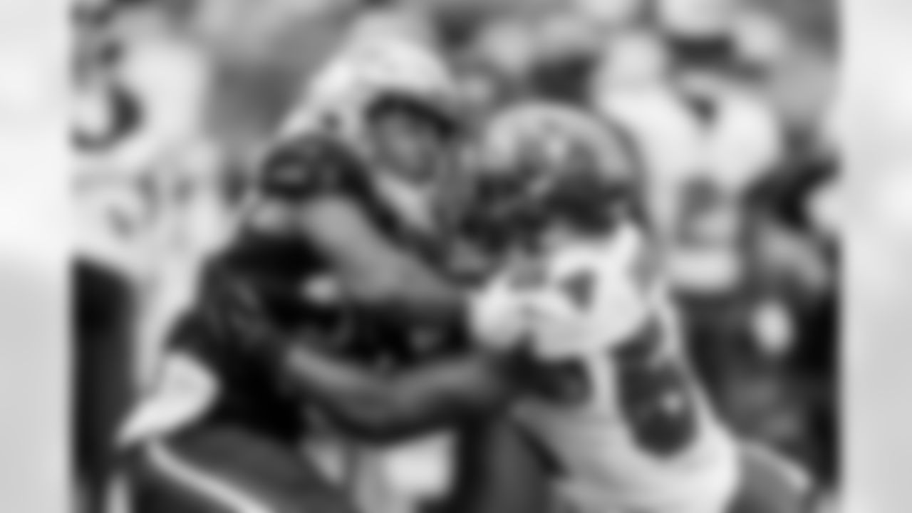 TAMPA, FL - November 09, 2025 - Inside Linebacker Lavonte David #54 of the Tampa Bay Buccaneers during the game between the New England Patriots and Tampa Bay Buccaneers. The Bucs lost the game, 28-23. Photo By Tori Richman/Tampa Bay Buccaneers