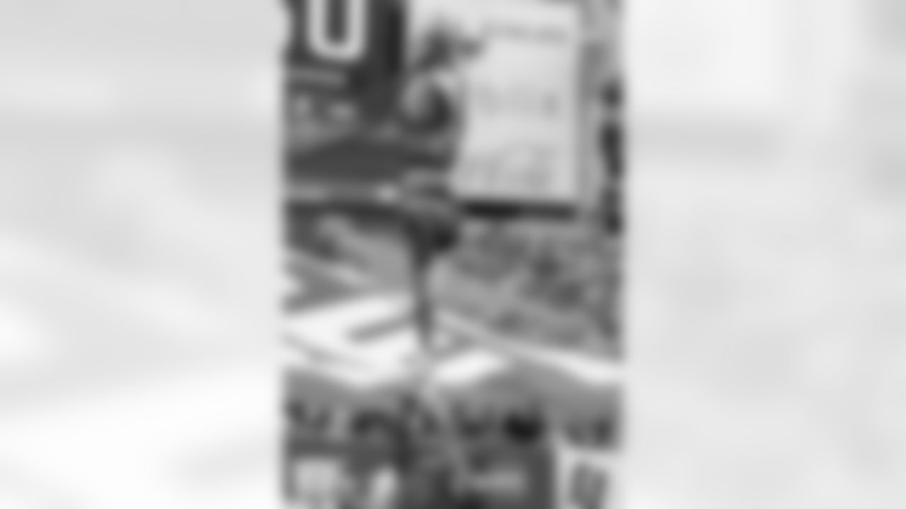 TAMPA, FL - November 09, 2025 - Tampa Bay Buccaneers Cheerleaders during the game between the New England Patriots and Tampa Bay Buccaneers. The Bucs lost the game, 28-23. Photo By Doug DeFelice/Tampa Bay Buccaneers