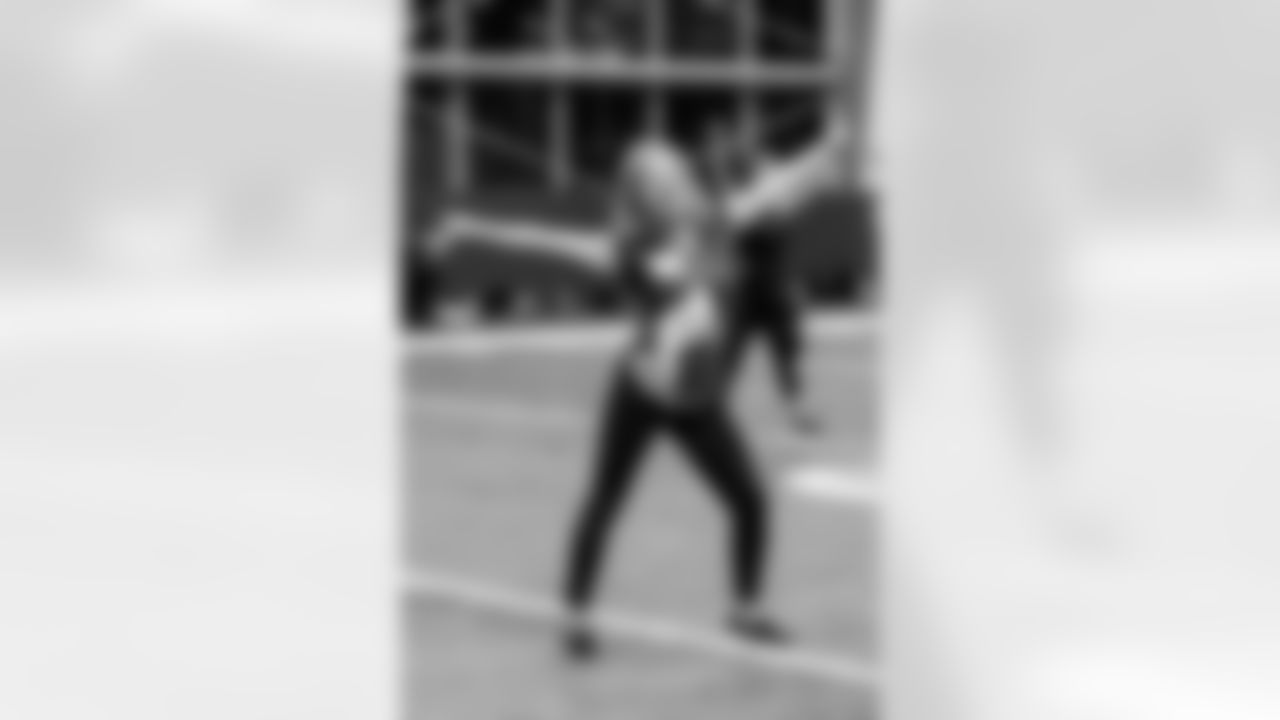 TAMPA, FL - November 19, 2025 - Tampa Bay Buccaneers Cheerleaders and Alumni during Field Rehearsal at AdventHealth Training Center. Photo By Tori Richman/Tampa Bay Buccaneers