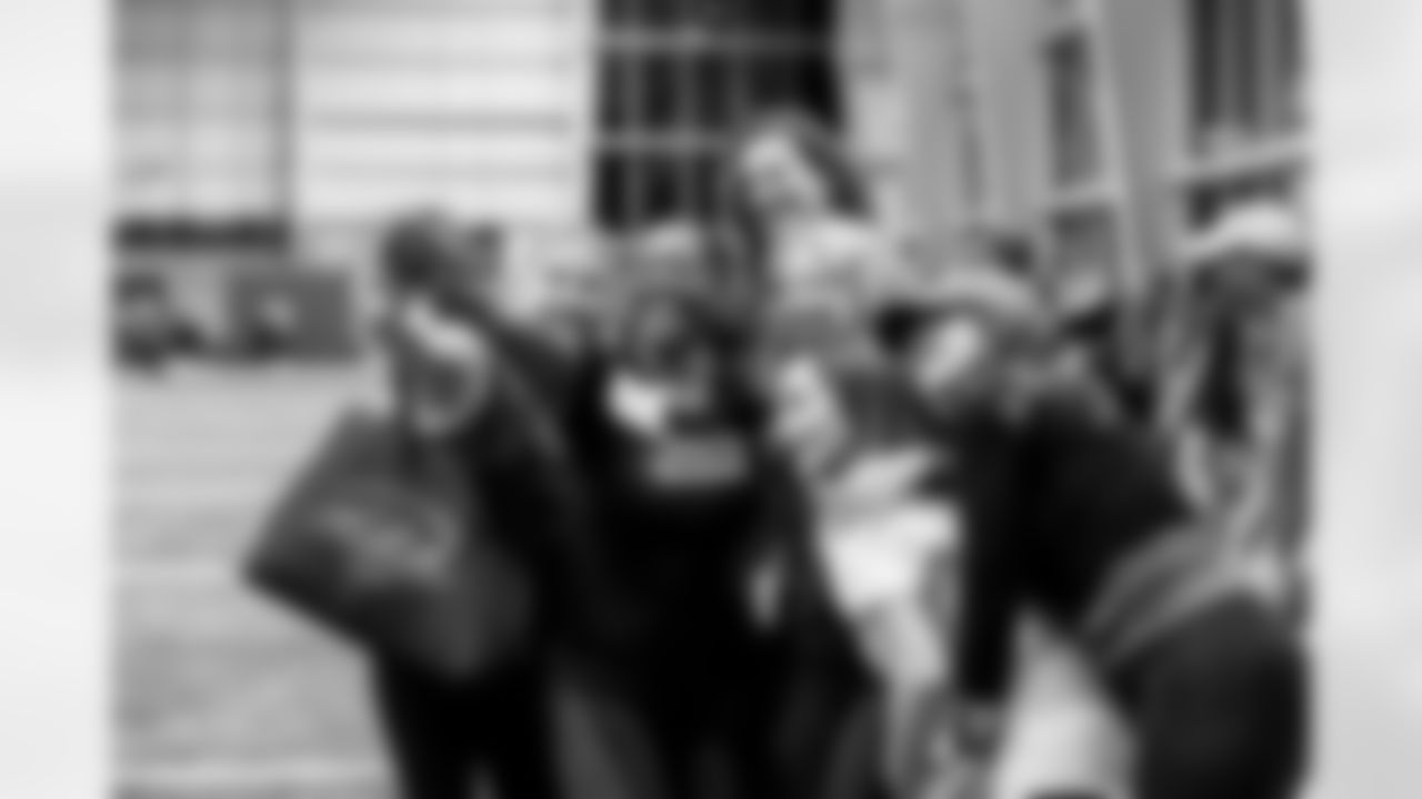 TAMPA, FL - November 19, 2025 - Tampa Bay Buccaneers Cheerleaders and Alumni during Field Rehearsal at AdventHealth Training Center. Photo By Tori Richman/Tampa Bay Buccaneers