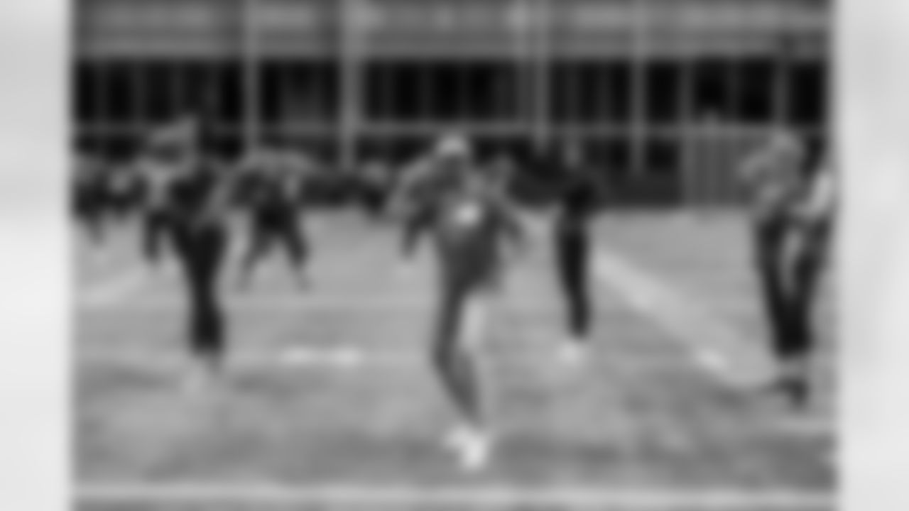 TAMPA, FL - November 19, 2025 - Tampa Bay Buccaneers Cheerleaders and Alumni during Field Rehearsal at AdventHealth Training Center. Photo By Tori Richman/Tampa Bay Buccaneers