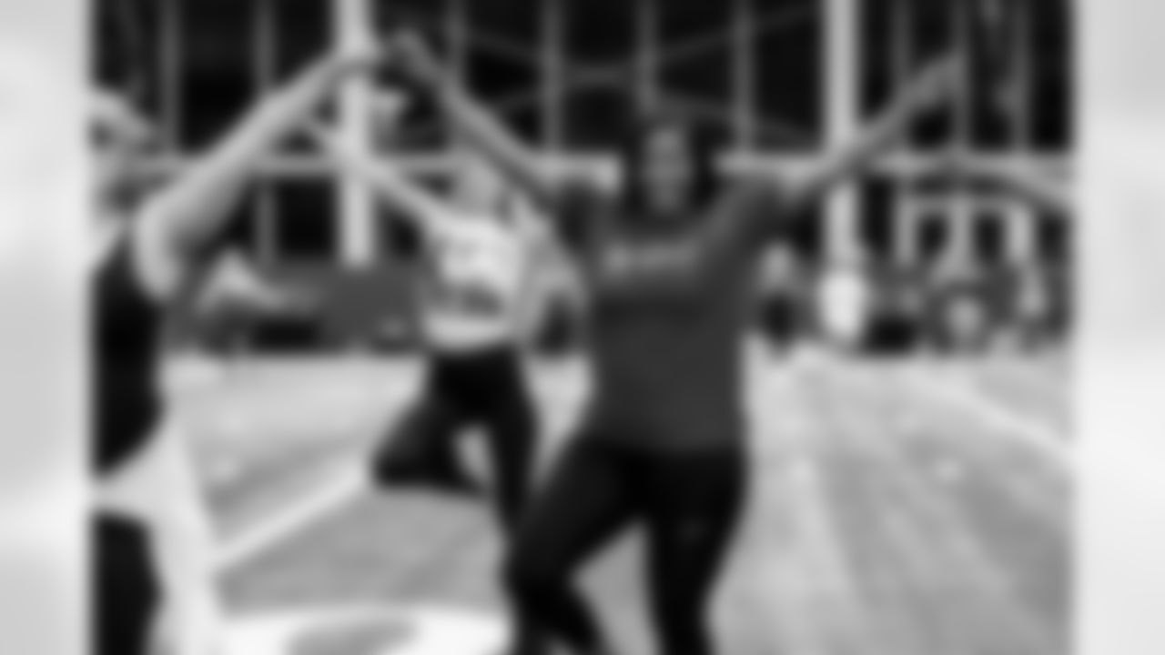 TAMPA, FL - November 19, 2025 - Tampa Bay Buccaneers Cheerleaders and Alumni during Field Rehearsal at AdventHealth Training Center. Photo By Tori Richman/Tampa Bay Buccaneers