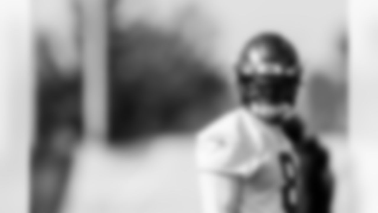 TAMPA, FL - December 04, 2025 - Inside Linebacker SirVocea Dennis #8 of the Tampa Bay Buccaneers during practice at AdventHealth Training Center. Photo By Tori Richman/Tampa Bay Buccaneers