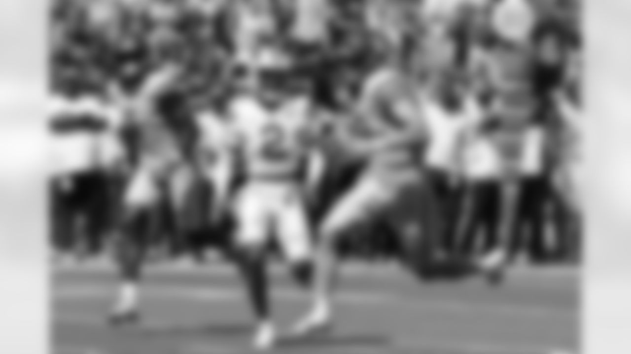 Baylor quarterback Sawyer Robertson, right, runs past BYU cornerback Marque Collins (2) for a touchdown as Baylor wide receiver Ketron Jackson Jr., left, looks on in the first half of an NCAA college football game, Saturday, Sept. 28, 2024, in Waco, Texas. (AP Photo/Jerry Larson)