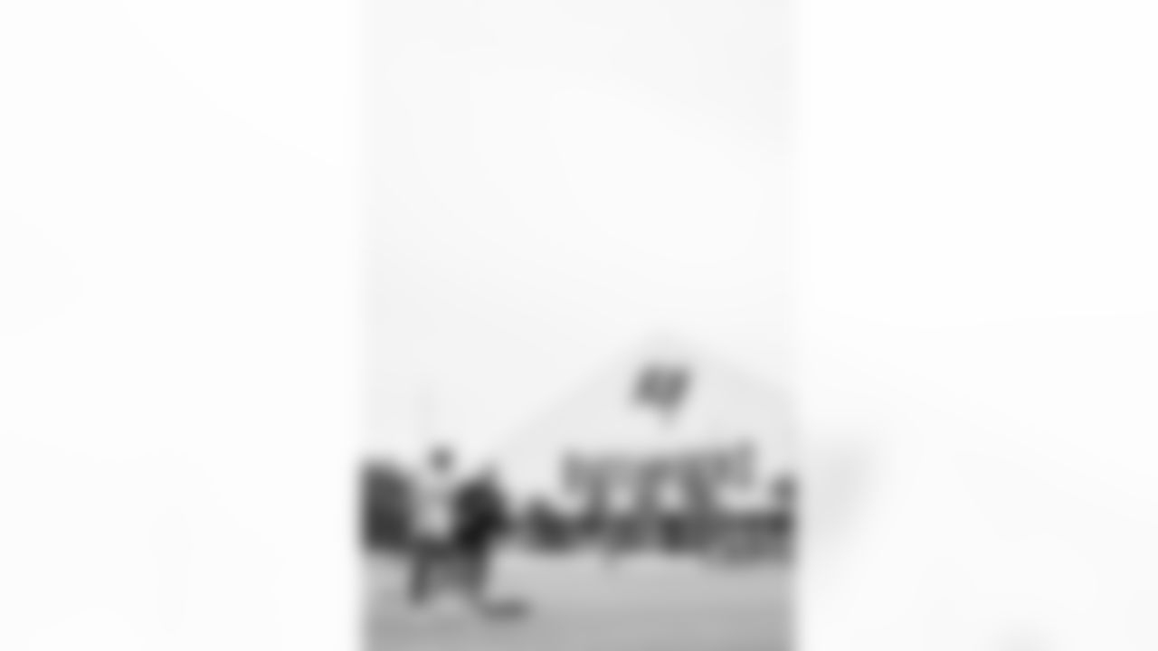 TAMPA, FL - November 06, 2025 - Tight End Cade Otton #88 and Tight Ends Coach Justin Peelle of the Tampa Bay Buccaneers during practice at AdventHealth Training Center. Photo By Tori Richman/Tampa Bay Buccaneers