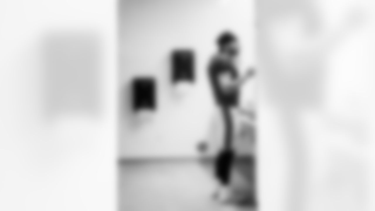 INGLEWOOD, CA - November 23, 2025 - Quarterback Baker Mayfield #6 of the Tampa Bay Buccaneers before the game between the Tampa Bay Buccaneers and Los Angeles Rams. The Bucs lost the game, 34-7. Photo By Kyle Zedaker/Tampa Bay Buccaneers