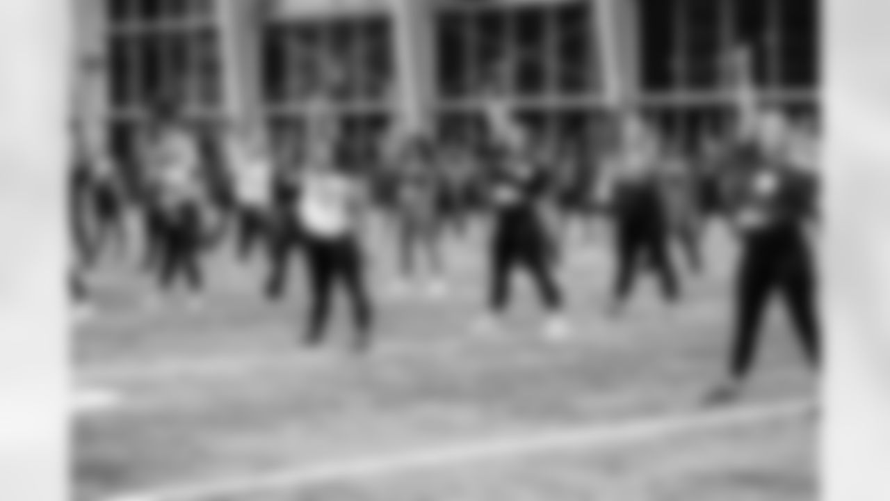 TAMPA, FL - November 19, 2025 - Tampa Bay Buccaneers Cheerleaders and Alumni during Field Rehearsal at AdventHealth Training Center. Photo By Tori Richman/Tampa Bay Buccaneers