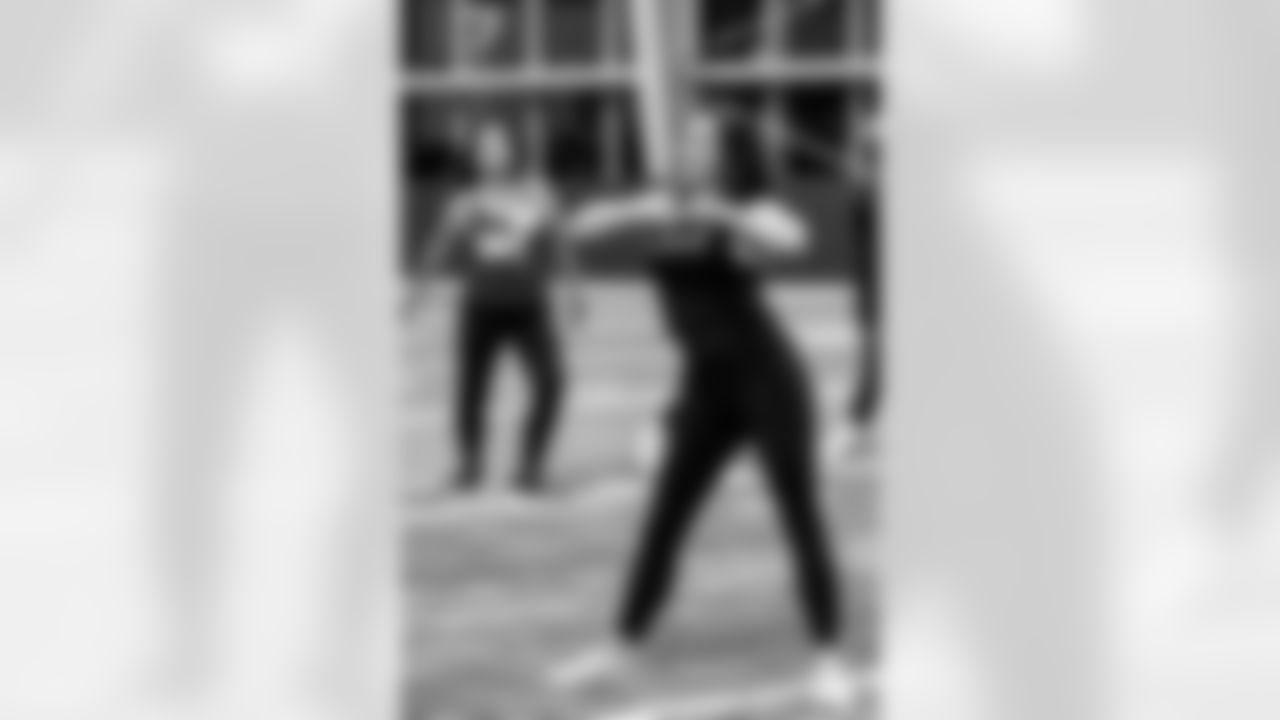 TAMPA, FL - November 19, 2025 - Tampa Bay Buccaneers Cheerleaders and Alumni during Field Rehearsal at AdventHealth Training Center. Photo By Tori Richman/Tampa Bay Buccaneers