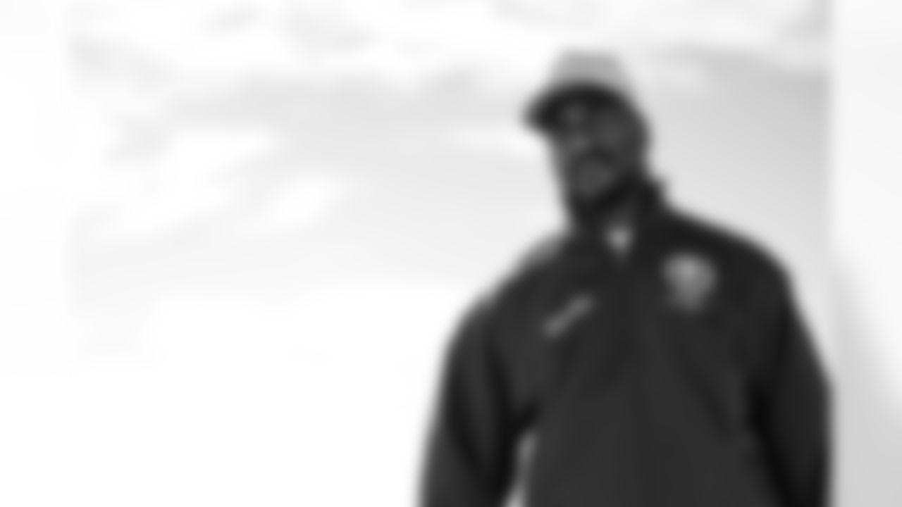 TAMPA, FL - November 22, 2025 - Inside Linebacker Lavonte David #54 of the Tampa Bay Buccaneers departs before the game against the Los Angeles Rams. Photo By Tori Richman/Tampa Bay Buccaneers