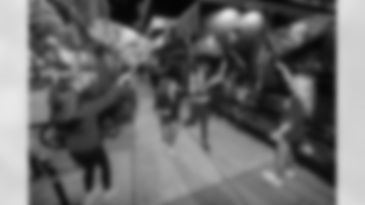 ST. PETERSBURG, FL - November 13, 2025 - Participants finish the run during "Bucs Run" Raise The Flags event with Pinellas Run Club at Park & Rec in St. Petersburg. Photo By Doug DeFelice/Tampa Bay Buccaneers