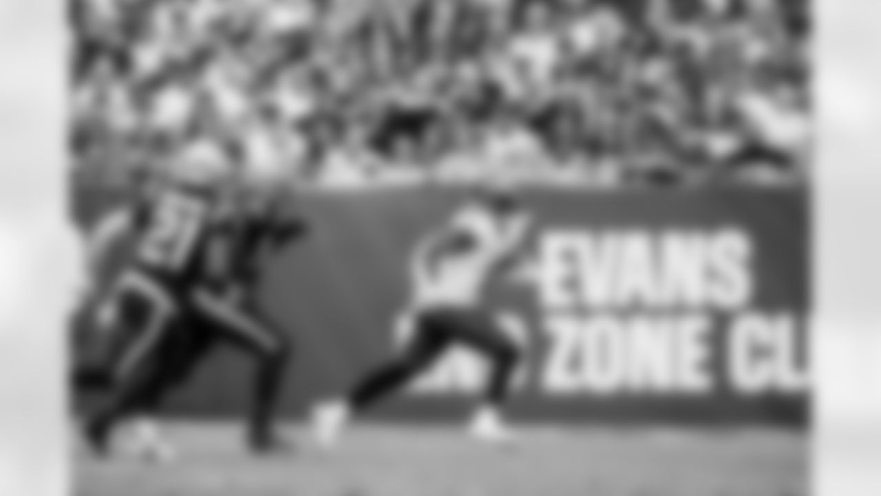 TAMPA, FL - November 09, 2025 - Running Back Rachaad White #1 of the Tampa Bay Buccaneers during the game between the New England Patriots and Tampa Bay Buccaneers. The Bucs lost the game, 28-23. Photo By Tori Richman/Tampa Bay Buccaneers