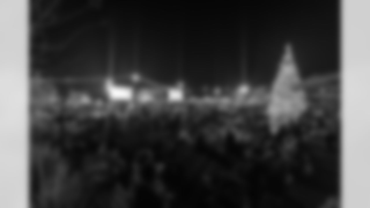 TAMPA, FL - November 23, 2025 - Watch Party at Armature Works during the game between the Tampa Bay Buccaneers and the Los Angeles Rams. Photo By Doug DeFelice/Tampa Bay Buccaneers