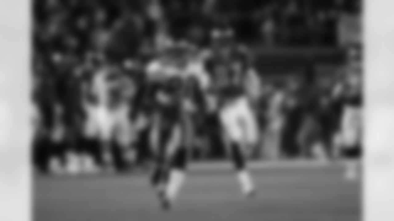 PHILADELPHIA, PA - JANUARY 19: Cornerback Ronde Barber #20 of the Tampa Bay Buccaneers returns an interception 92 yards for a touchdown against the Philadelphia Eagles during the NFC Championship Game at Veterans Stadium on January 19, 2003 in Philadelphia, Pennsylvania. The Buccaneers won 27-10. (Rod Millington/Tampa Bay Buccaneers)