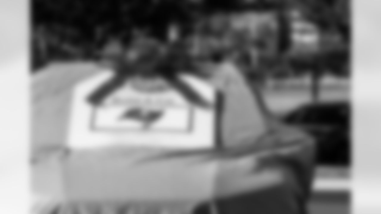 TAMPA, FL - January 02, 2026 - The Tampa Bay Buccaneers linebackers work with local partners to provide cars to families at AdventHealth Training Center. Photo By Kyle Zedaker/Tampa Bay Buccaneers