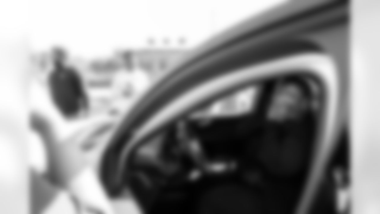 TAMPA, FL - January 02, 2026 - The Tampa Bay Buccaneers linebackers work with local partners to provide cars to families at AdventHealth Training Center. Photo By Kyle Zedaker/Tampa Bay Buccaneers