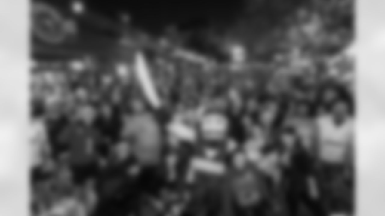 ST. PETERSBURG, FL - November 13, 2025 - Captain Fear and participants during "Bucs Run" Raise The Flags event with Pinellas Run Club at Park & Rec in St. Petersburg. Photo By Doug DeFelice/Tampa Bay Buccaneers