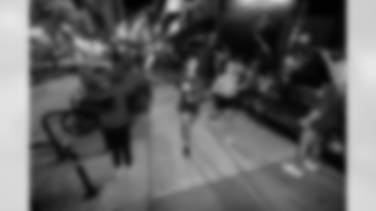 ST. PETERSBURG, FL - November 13, 2025 - Participants finish the run during "Bucs Run" Raise The Flags event with Pinellas Run Club at Park & Rec in St. Petersburg. Photo By Doug DeFelice/Tampa Bay Buccaneers