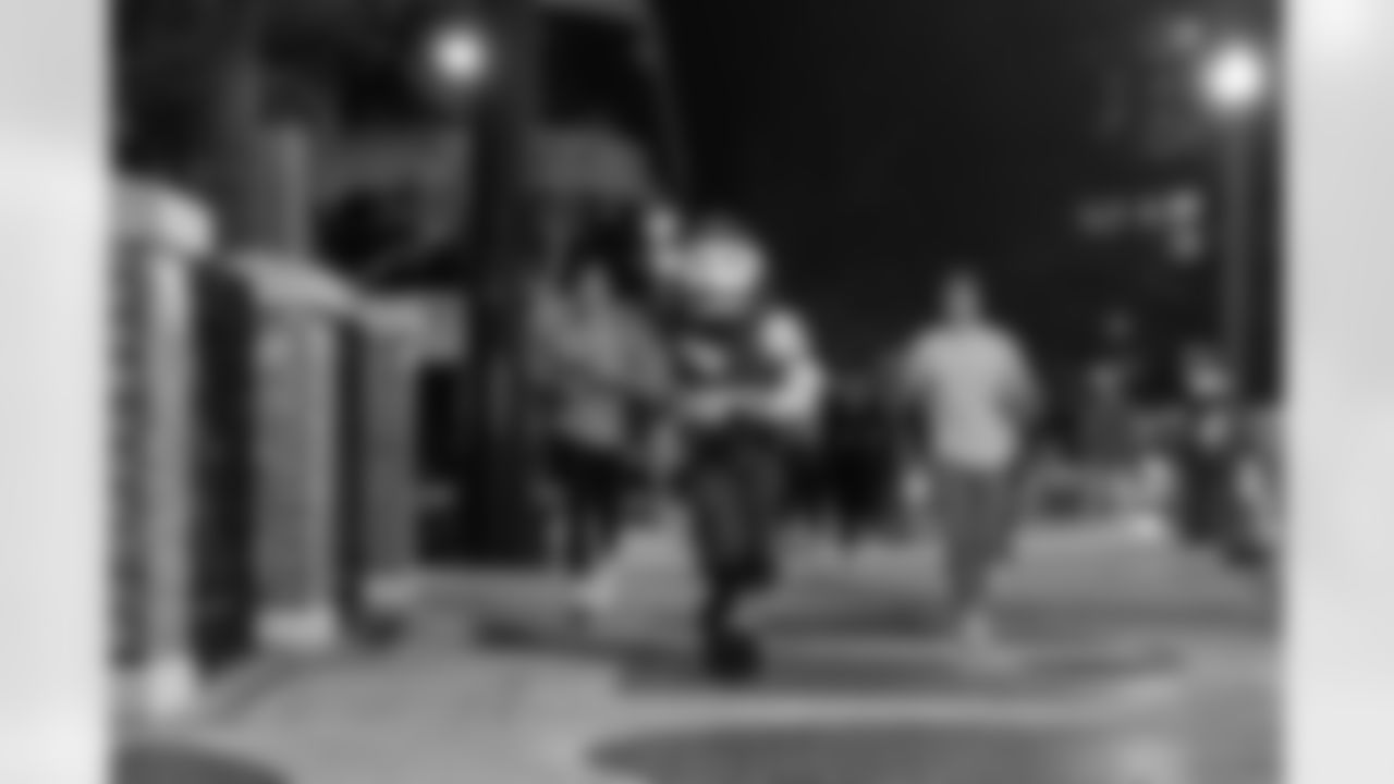 ST. PETERSBURG, FL - November 13, 2025 - Captain Fear during "Bucs Run" Raise The Flags event with Pinellas Run Club at Park & Rec in St. Petersburg. Photo By Doug DeFelice/Tampa Bay Buccaneers