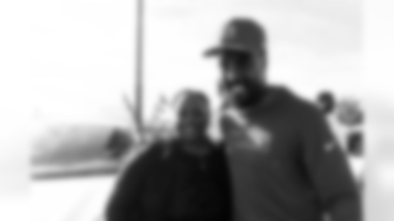 TAMPA, FL - January 02, 2026 - The Tampa Bay Buccaneers linebackers work with local partners to provide cars to families at AdventHealth Training Center. Photo By Kyle Zedaker/Tampa Bay Buccaneers