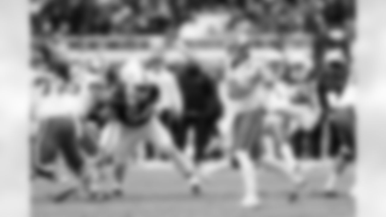 Clemson quarterback Cade Klubnik (2) passes the ball during the first half of the Pinstripe Bowl NCAA college football game against Penn State at Yankee Stadium Saturday, Dec. 27, 2025, in New York. (AP Photo/Adam Hunger)