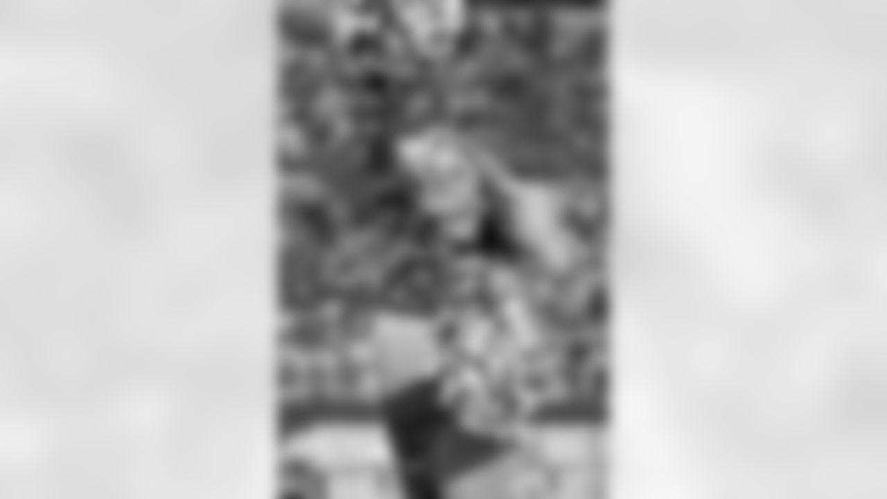 TAMPA, FL - November 09, 2025 - Tampa Bay Buccaneers Cheerleaders during the game between the New England Patriots and Tampa Bay Buccaneers. The Bucs lost the game, 28-23. Photo By Doug DeFelice/Tampa Bay Buccaneers