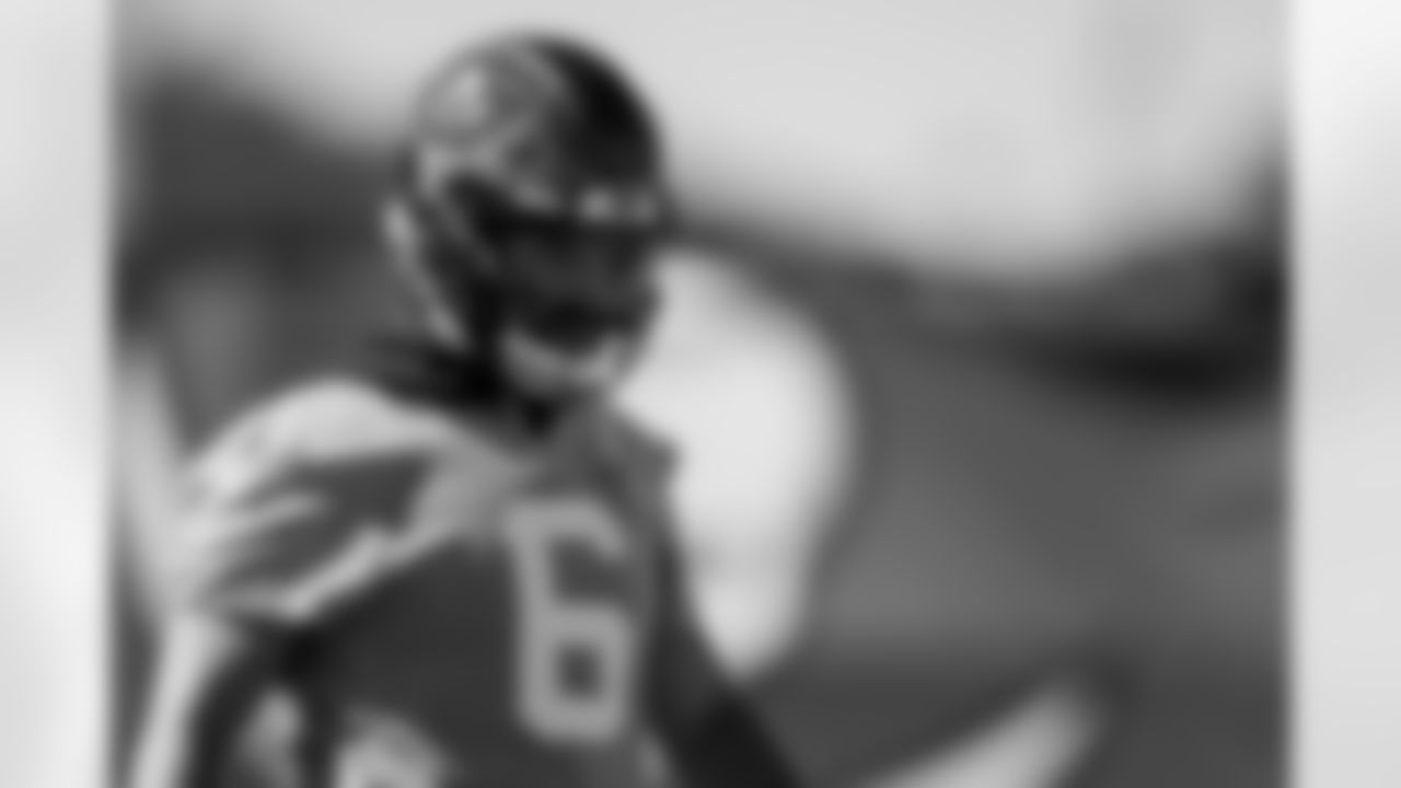 TAMPA, FL - November 13, 2025 - Quarterback Baker Mayfield #6 of the Tampa Bay Buccaneers during practice at AdventHealth Training Center. Photo By Kyle Zedaker/Tampa Bay Buccaneers