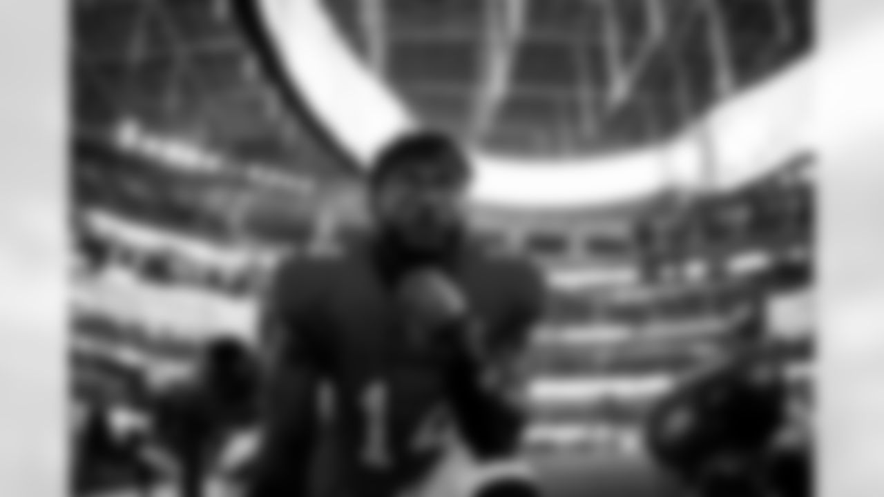 INGLEWOOD, CA - November 23, 2025 - Wide Receiver Chris Godwin #14 of the Tampa Bay Buccaneers before the game between the Tampa Bay Buccaneers and Los Angeles Rams. The Bucs lost the game, 34-7. Photo By Tori Richman/Tampa Bay Buccaneers