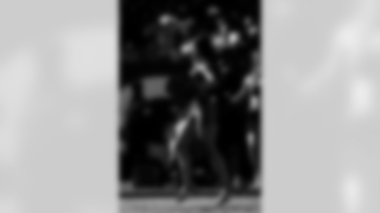 TAMPA, FL - November 30, 2025 - Tampa Bay Buccaneers Cheerleaders during the game between the Arizona Cardinals and Tampa Bay Buccaneers. The Bucs won the game, 20-17. Photo By Tori Richman/Tampa Bay Buccaneers