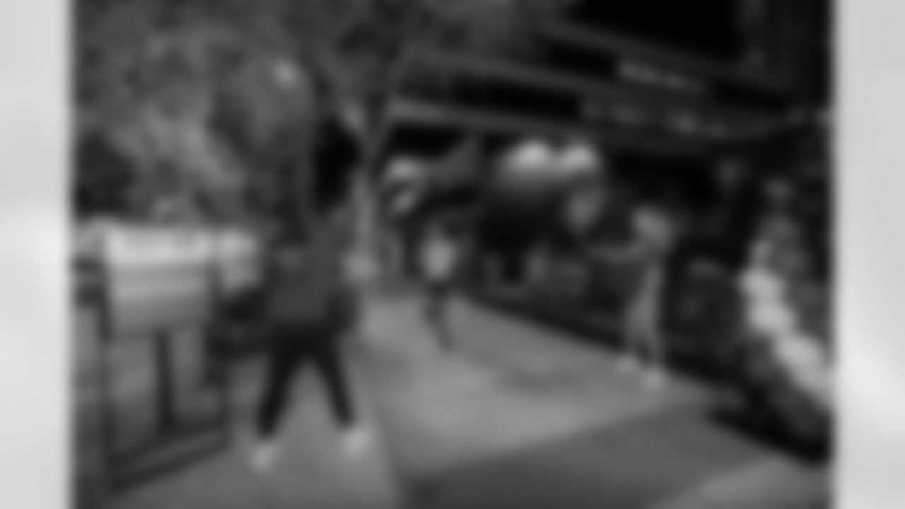 ST. PETERSBURG, FL - November 13, 2025 - Participants finish the run during "Bucs Run" Raise The Flags event with Pinellas Run Club at Park & Rec in St. Petersburg. Photo By Doug DeFelice/Tampa Bay Buccaneers