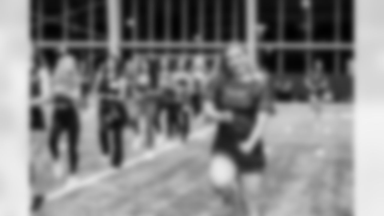 TAMPA, FL - November 19, 2025 - Tampa Bay Buccaneers Cheerleaders and Alumni during Field Rehearsal at AdventHealth Training Center. Photo By Tori Richman/Tampa Bay Buccaneers