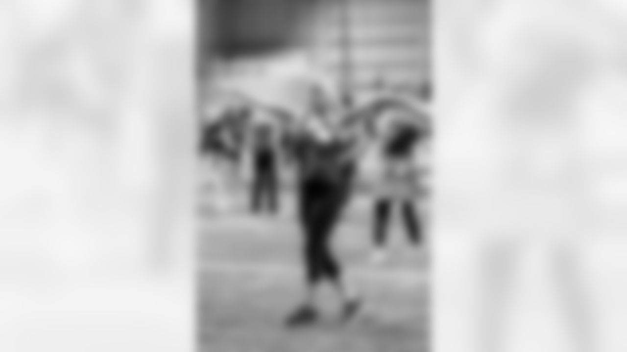 TAMPA, FL - November 19, 2025 - Tampa Bay Buccaneers Cheerleaders and Alumni during Field Rehearsal at AdventHealth Training Center. Photo By Tori Richman/Tampa Bay Buccaneers