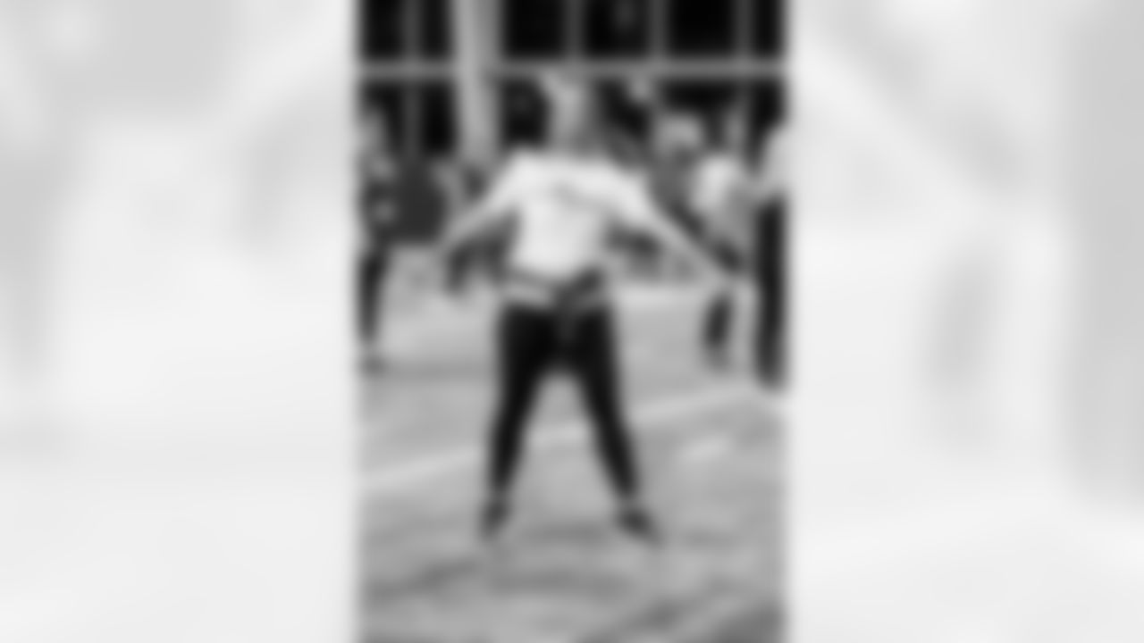 TAMPA, FL - November 19, 2025 - Tampa Bay Buccaneers Cheerleaders and Alumni during Field Rehearsal at AdventHealth Training Center. Photo By Tori Richman/Tampa Bay Buccaneers