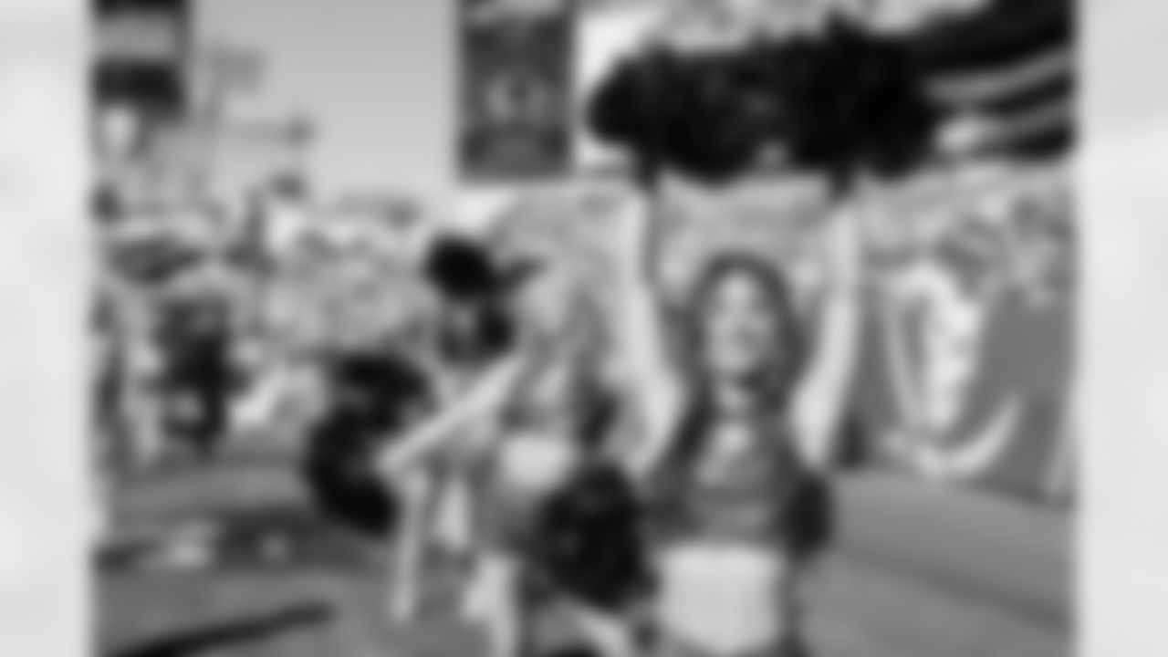 TAMPA, FL - November 30, 2025 - Tampa Bay Buccaneers Cheerleaders during the game between the Arizona Cardinals and Tampa Bay Buccaneers. The Bucs won the game, 20-17. Photo By Tori Richman/Tampa Bay Buccaneers