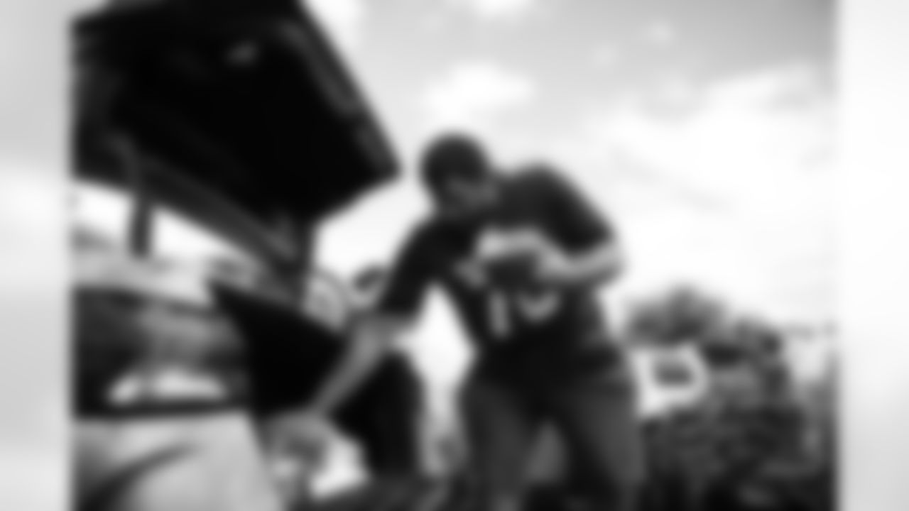 Arizona Cardinals offensive lineman Kelvin Beachum (68) and Arizona Cardinals offensive lineman Paris Johnson Jr. (70) host a food distribution for families at the Eisenhower Center for Innovation in collaboration with United Food Bank on Tuesday, Nov. 18, 2025 in Mesa, AZ.