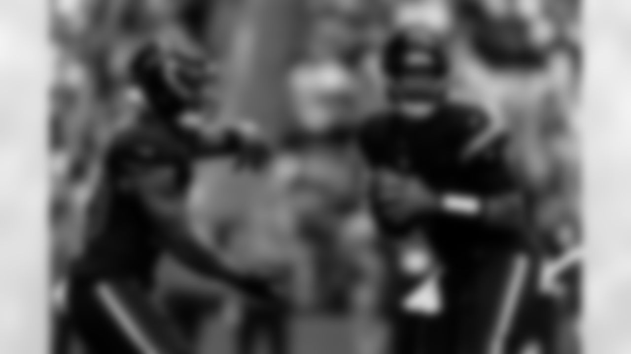 Arizona Cardinals quarterback Jacoby Brissett (7) and Arizona Cardinals running back Bam Knight (20) during the Week 11 regular season game between the Arizona Cardinals and the San Francisco 49ers on Sunday, Nov. 16, 2025 at State Farm Stadium.