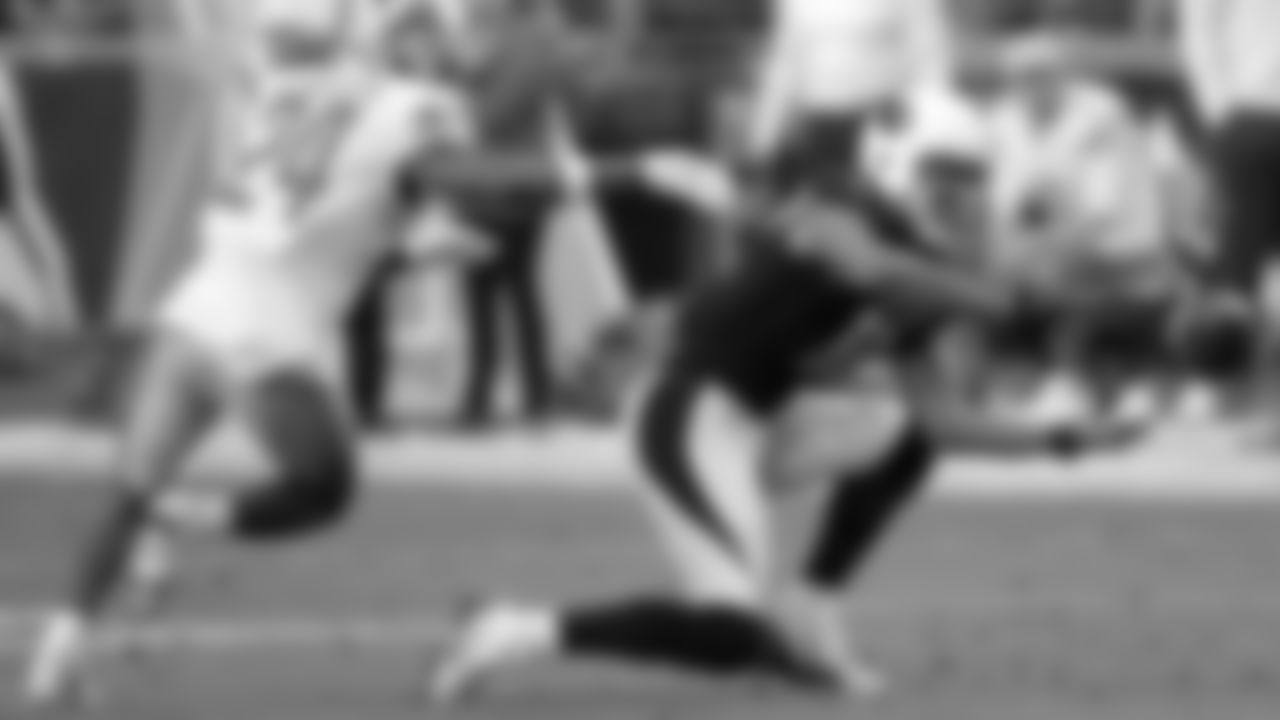 Larry Fitzgerald Makes his 1,282nd catch as a Cardinal to set an NFL record with one team, against the Lions in 2018.