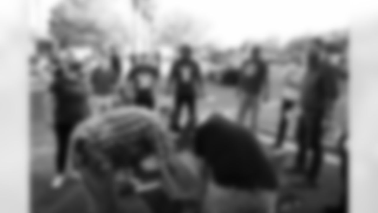 The Arizona Cardinals host veterans, members from the Pat Tillman Foundation, Civics leaders, and TAPS members for a community service event with Phoenix ToolBank on Monday, Nov. 10, 2025 in Tempe, AZ.