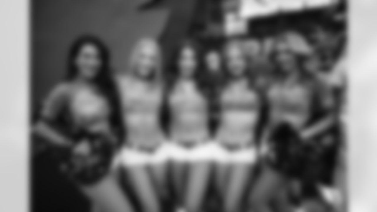 Cheer week 10 vs falcons 00024