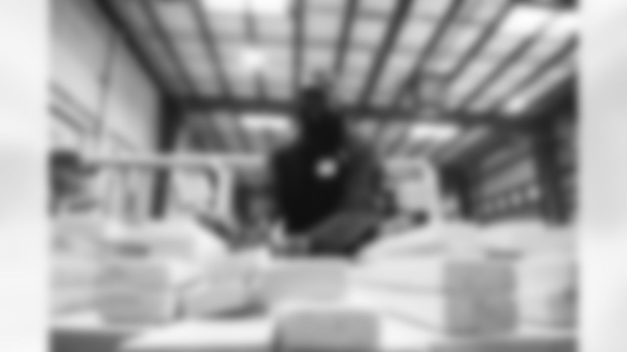 The Arizona Cardinals visit Sleep in Heavenly Peace with 2025 Changemaker Dawn Wallace and the Flinn Foundation on Thursday, Jan. 29, 2026 in Phoenix, AZ.