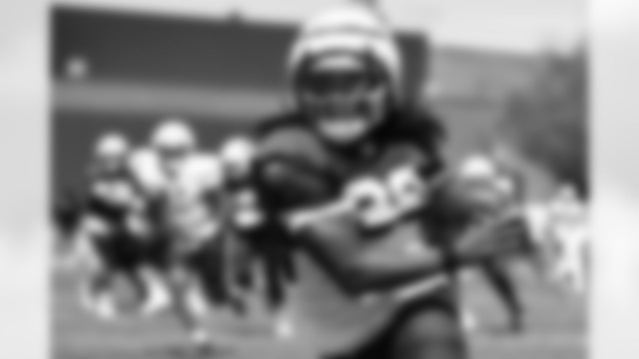 Arizona Cardinals running back DeeJay Dallas (20) during 2024 Cardinals Training Camp at the Dignity Health Training Facility on Thursday, August. 22, 2024 in Tempe, AZ.