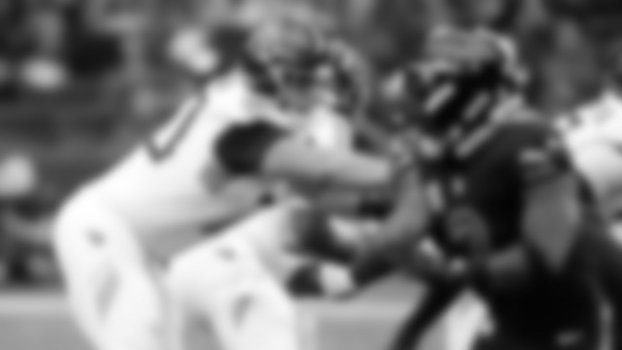 Tennessee Titans guard Kevin Zeitler makes a block against the Arizona Cardinals during the first half of an NFL football game Sunday, Oct. 5, 2025, in Glendale, Ariz. (AP Photo/Ross D. Franklin)