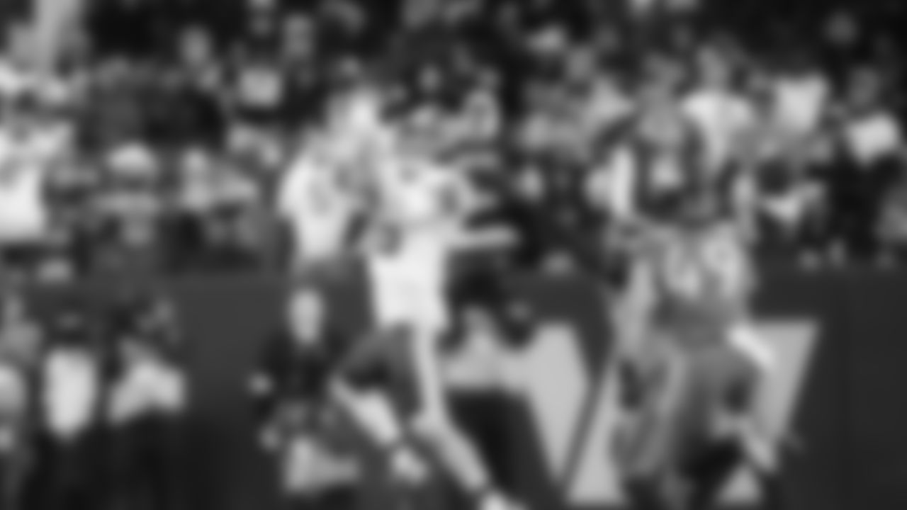 Washington Commanders tight end Zach Ertz (86) makes a catch during an NFL football game against the Denver Broncos, Sunday, Nov. 30, 2025, in Landover, Md. (AP Photo/Daniel Kucin Jr.)