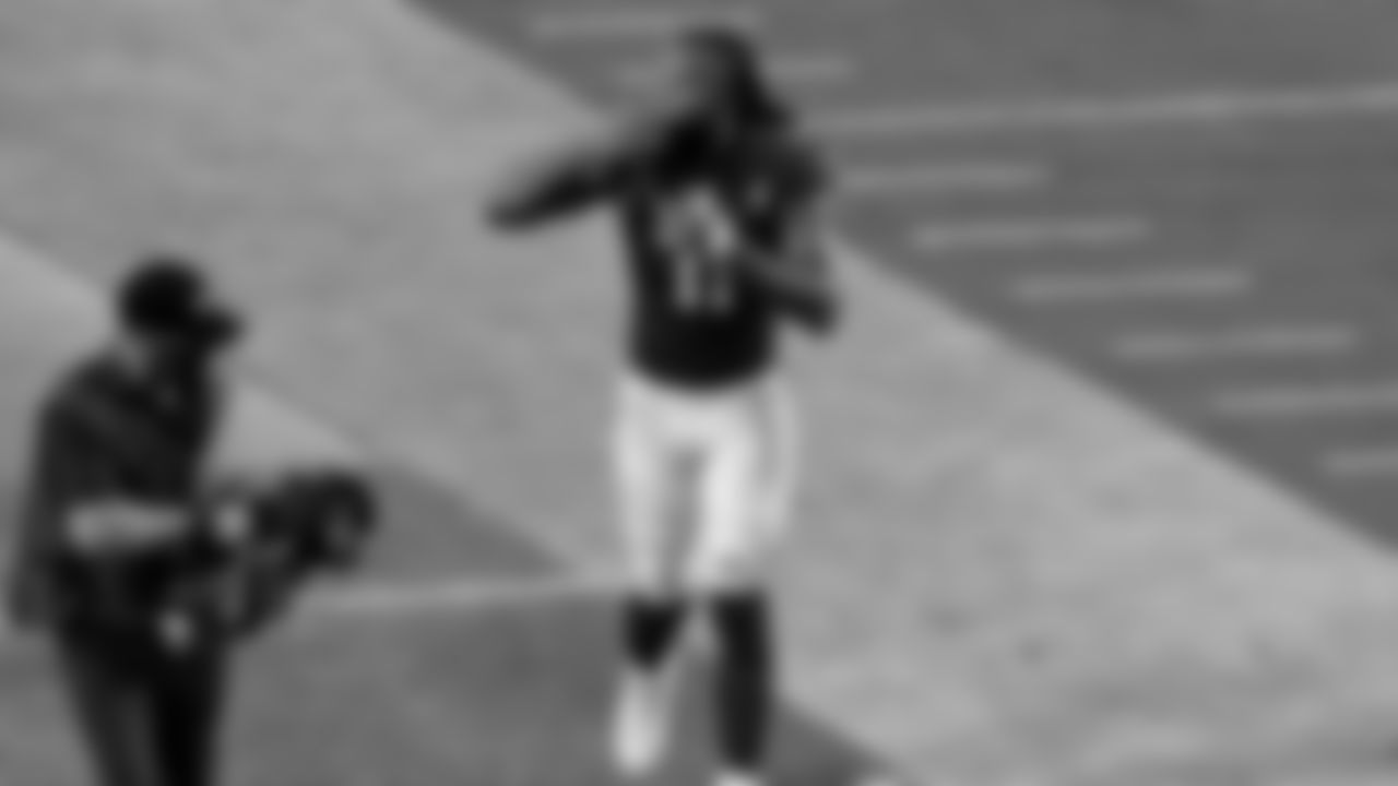 Larry Fitzgerald blows kisses before jogging off the field after the final home game of his career, in 2020.