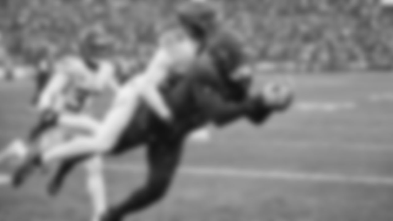 Cleveland Browns tight end David Njoku (85) catches a touchdown pass as Tennessee Titans cornerback Darrell Baker Jr. (39) defends in the first half of an NFL football game in Cleveland, Sunday, Dec. 7, 2025. (AP Photo/David Richard)