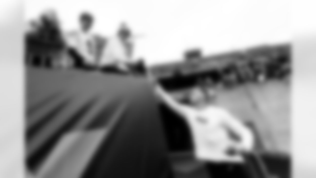 Arizona Cardinals tight end Trey McBride (85) and fans during the Week 17 regular season game between the Arizona Cardinals and the Cincinnati Bengals on Sunday, Dec. 28, 2025 in Cincinnati, OH.