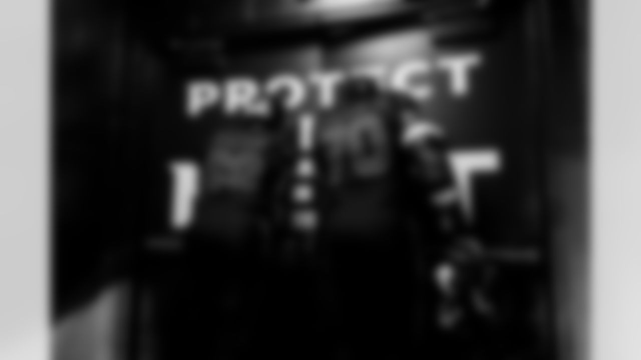 Arizona Cardinals offensive lineman Kelvin Beachum (68) and Arizona Cardinals offensive lineman Paris Johnson Jr. (70) during the Week 11 regular season game between the Arizona Cardinals and the San Francisco 49ers on Sunday, Nov. 16, 2025 at State Farm Stadium.